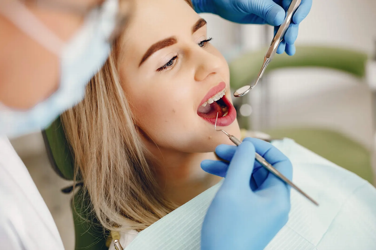Treatment of tooth decay at the HAPPYDENT dental clinic