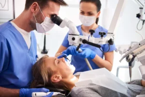 Ošetrenie pod dentálnym mikroskopom pred nasadením faziet