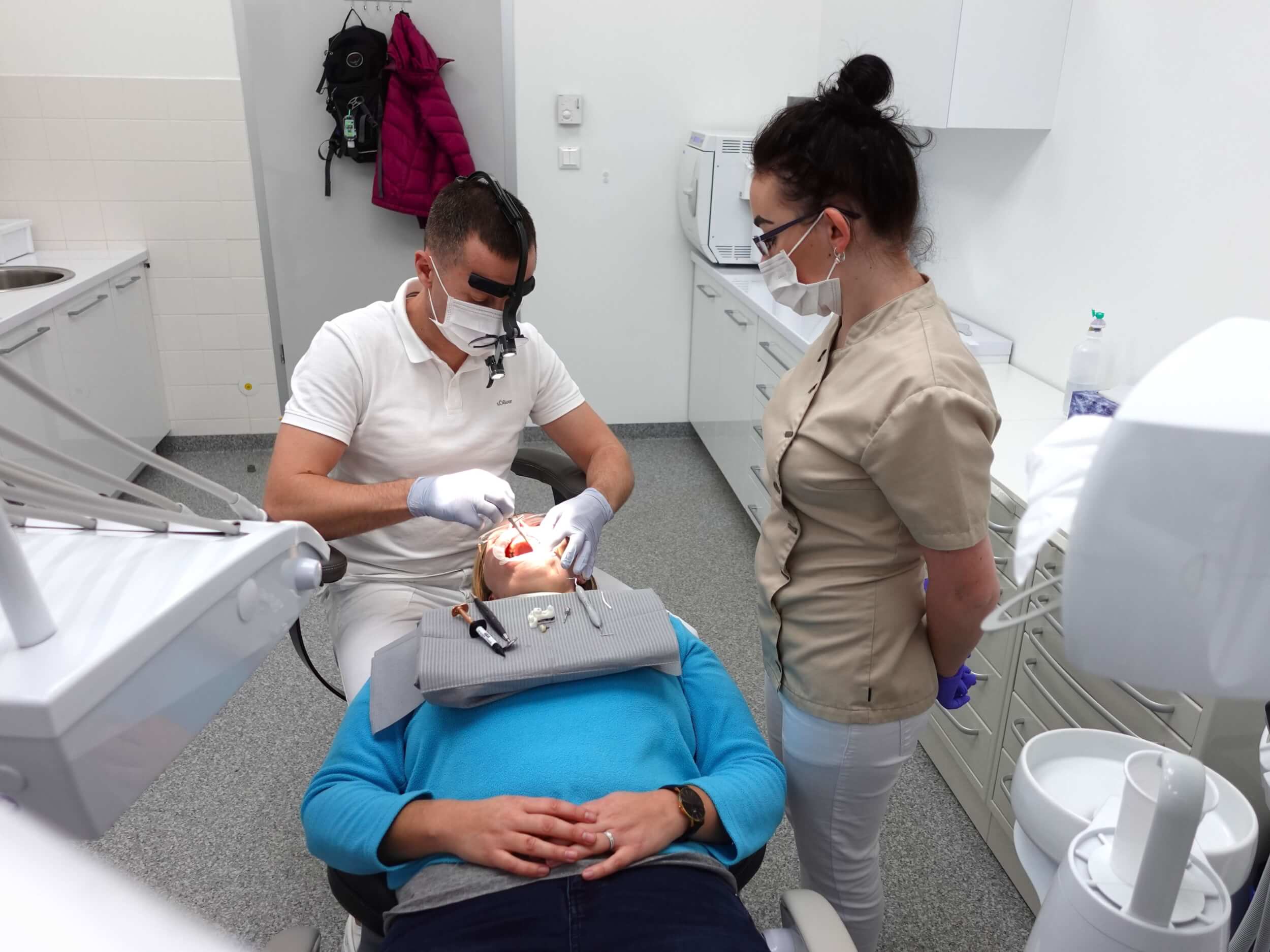 doktor Dr. Repaši ošetruje pacienta v ambulancii Happydent