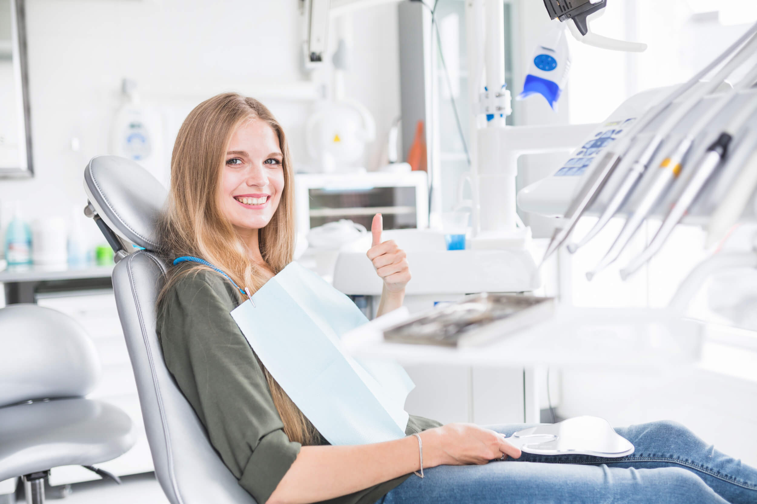 žena sedí v zubárskom kresle na dentálnu hygienu