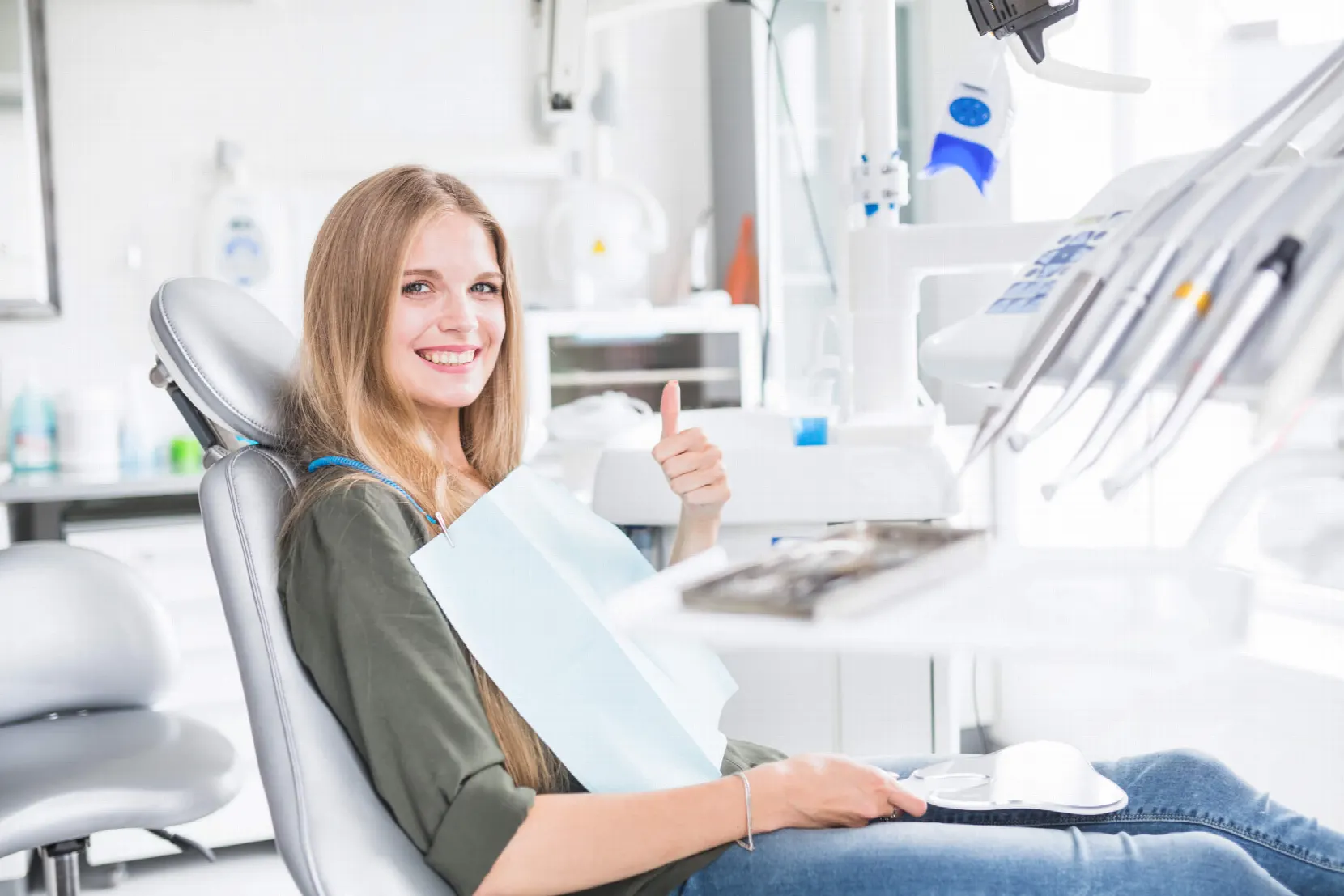 žena sedí v zubárskom kresle na dentálnu hygienu