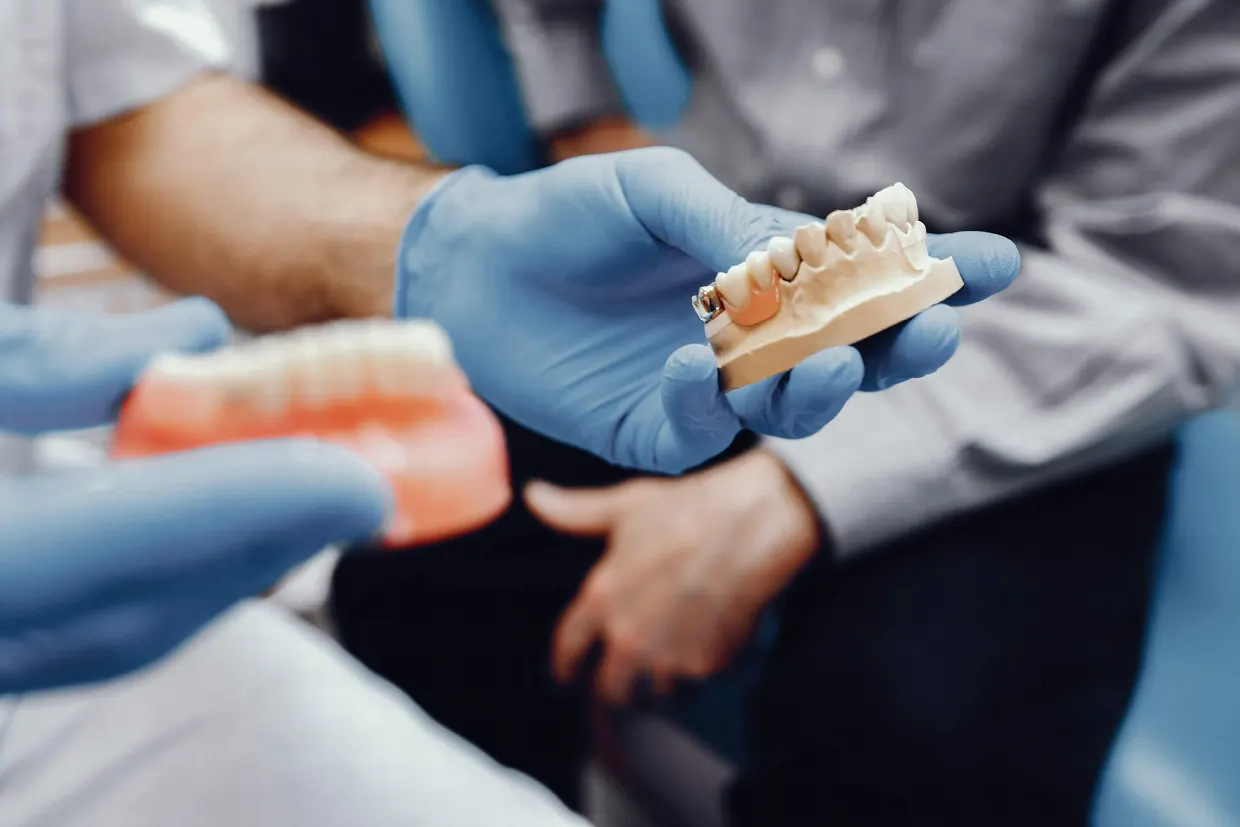 What is the difference between fixed and removable prosthesis, fabrication of dental prostheses at the HAPPYDENT dental clinic in Košice and Chorvátsky Grob near Bratislava