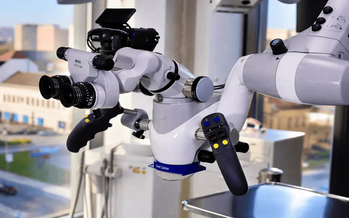 Dentálny mikroskop ZEISS OPMI PROergo v ambulancii HAPPYDENT