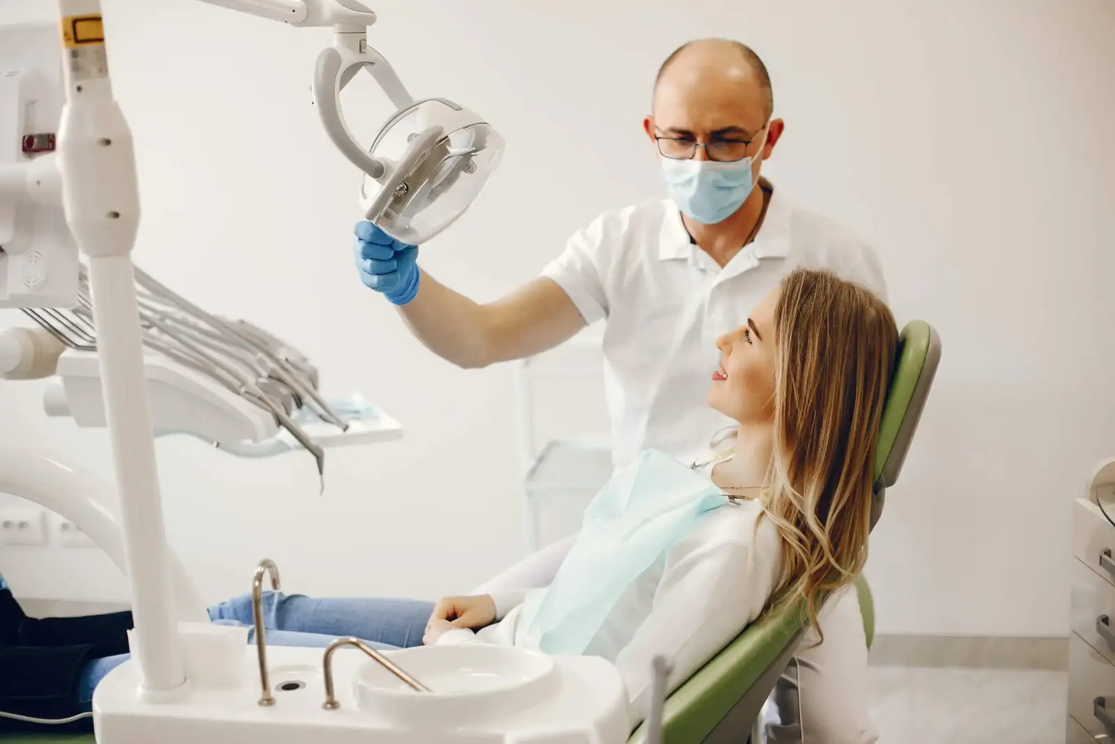 Zubný lekár pripravuje pacientku na ošetrenie v ambulancii HAPPYDENT