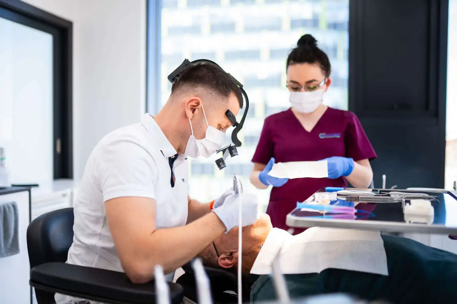 Jednodňová implantácia: kedy je možné zaviesť implantát hneď po extrakcii zuba
