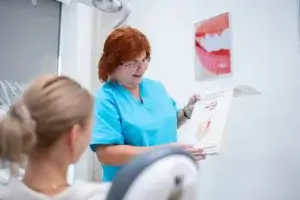 Jednodňová implantácia: kedy je možné zaviesť implantát hneď po extrakcii zuba